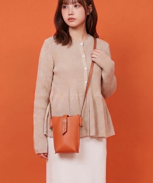 Charis Poche(カリスポシェ)の「【本革】すっぽり収まる安心サイズ ショルダーポーチ/バイカラー/シュリンクレザー(ショルダーバッグ・レディース・ピンク/イエロー/グレイッシュベージュ/レッド/ネイビー/グリーン/オレンジ/ブルー/アイボリー/ブラック・ONE SIZE)」の10枚目の写真