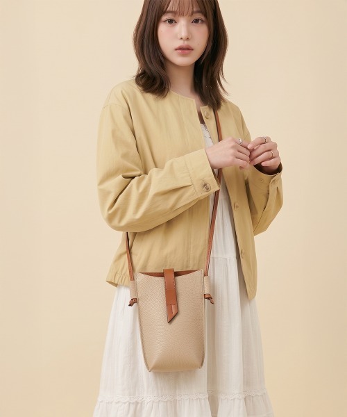 Charis Poche(カリスポシェ)の「【本革】すっぽり収まる安心サイズ ショルダーポーチ/バイカラー/シュリンクレザー(ショルダーバッグ・レディース・ピンク/イエロー/グレイッシュベージュ/レッド/ネイビー/グリーン/オレンジ/ブルー/アイボリー/ブラック・ONE SIZE)」の1枚目の写真