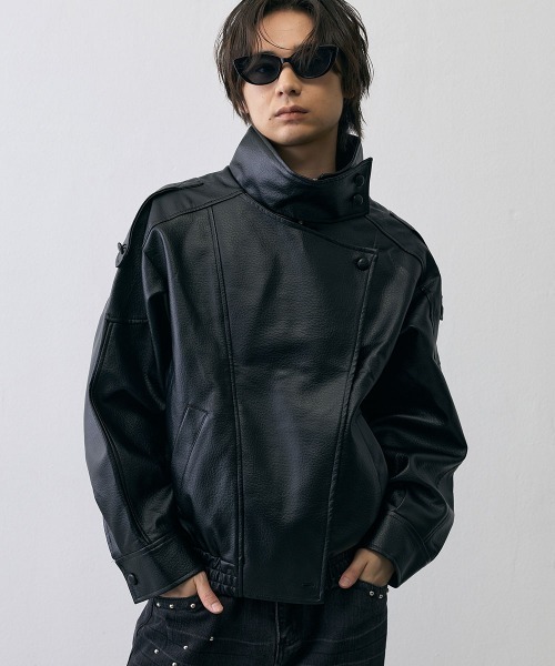 Shoowtime(ショウタイム)の「Asymmetric High Neck Faux Leather Military Jacket / アシンメトリック ハイネック フェイクレザー ミリタリージャケット(ピーコート・メンズ・ブラック・X-LARGE/LARGE/MEDIUM/SMALL)」の2枚目の写真