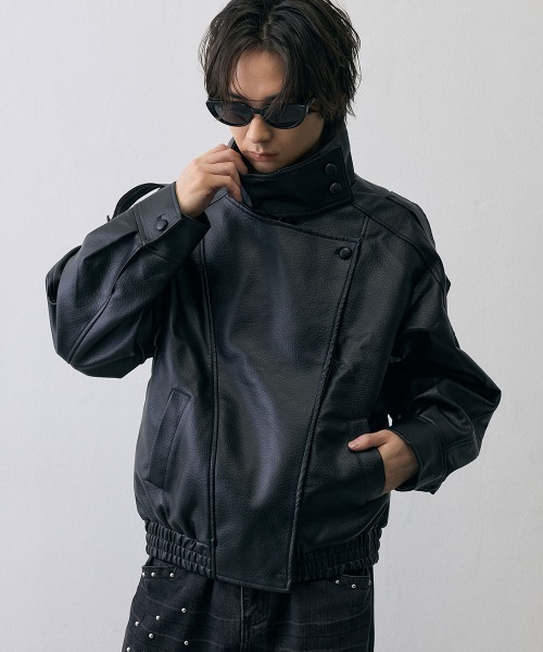 Shoowtime(ショウタイム)の「Asymmetric High Neck Faux Leather Military Jacket / アシンメトリック ハイネック フェイクレザー ミリタリージャケット(ピーコート・メンズ・ブラック・X-LARGE/LARGE/MEDIUM/SMALL)」の3枚目の写真