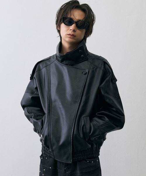 Shoowtime(ショウタイム)の「Asymmetric High Neck Faux Leather Military Jacket / アシンメトリック ハイネック フェイクレザー ミリタリージャケット(ピーコート・メンズ・ブラック・X-LARGE/LARGE/MEDIUM/SMALL)」の4枚目の写真