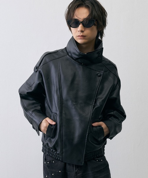 Shoowtime(ショウタイム)の「Asymmetric High Neck Faux Leather Military Jacket / アシンメトリック ハイネック フェイクレザー ミリタリージャケット(ピーコート・メンズ・ブラック・X-LARGE/LARGE/MEDIUM/SMALL)」の5枚目の写真