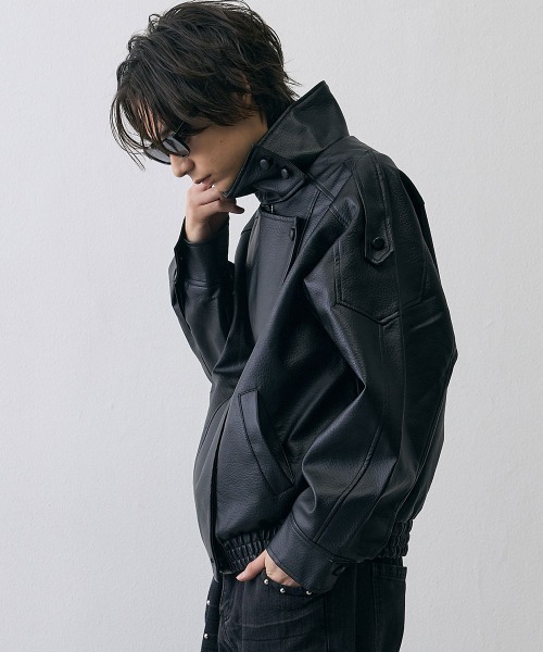 Shoowtime(ショウタイム)の「Asymmetric High Neck Faux Leather Military Jacket / アシンメトリック ハイネック フェイクレザー ミリタリージャケット(ピーコート・メンズ・ブラック・X-LARGE/LARGE/MEDIUM/SMALL)」の6枚目の写真