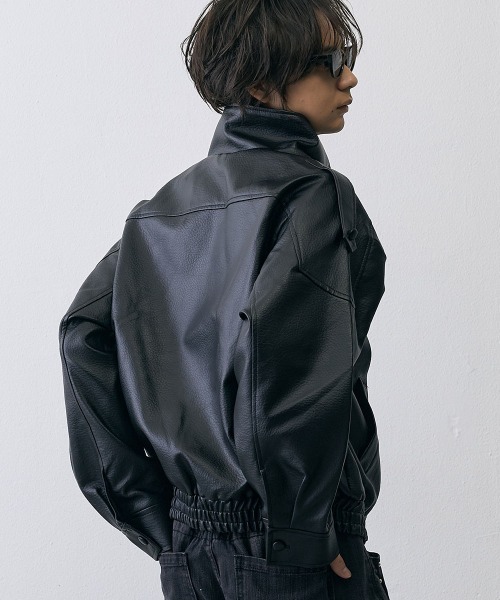 Shoowtime(ショウタイム)の「Asymmetric High Neck Faux Leather Military Jacket / アシンメトリック ハイネック フェイクレザー ミリタリージャケット(ピーコート・メンズ・ブラック・X-LARGE/LARGE/MEDIUM/SMALL)」の8枚目の写真