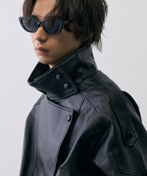 Shoowtime(ショウタイム)の「Asymmetric High Neck Faux Leather Military Jacket / アシンメトリック ハイネック フェイクレザー ミリタリージャケット(ピーコート・メンズ・ブラック・X-LARGE/LARGE/MEDIUM/SMALL)」の9枚目の写真
