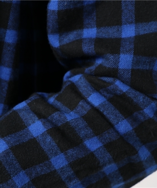 VENCEEXCHANGE（ヴァンスエクスチェンジ）の「チェックショールガウン             （その他アウター・メンズ・レッド/ブルー・LARGE/MEDIUM）」の3枚目の写真