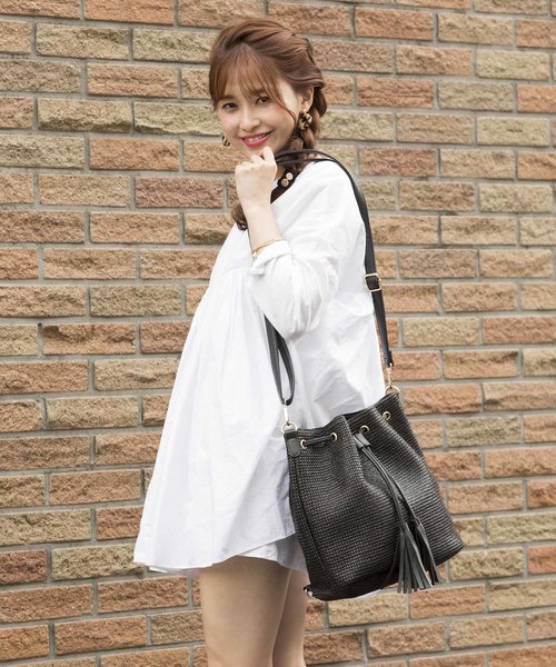 PLAIN CLOTHING（プレーンクロージング）の「2WAY巾着ショルダーバッグ【PLAIN CLOTHING】（ショルダーバッグ・レディース・イエロー系その他/ベージュ系その他/ホワイト系その他/ブラック×ブラック・FREE）」の3枚目の写真