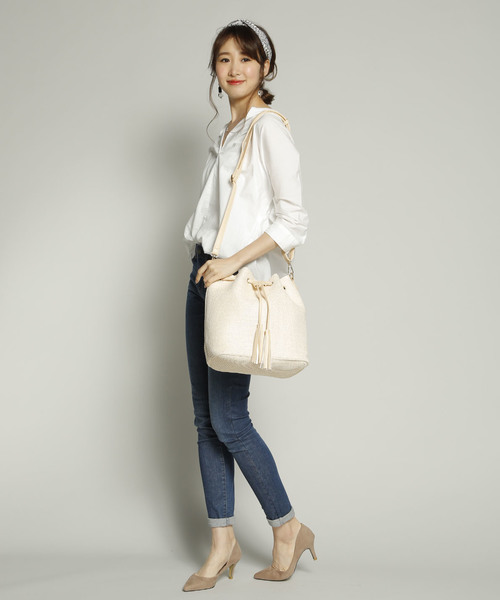 PLAIN CLOTHING（プレーンクロージング）の「2WAY巾着ショルダーバッグ【PLAIN CLOTHING】（ショルダーバッグ・レディース・イエロー系その他/ベージュ系その他/ホワイト系その他/ブラック×ブラック・FREE）」の2枚目の写真