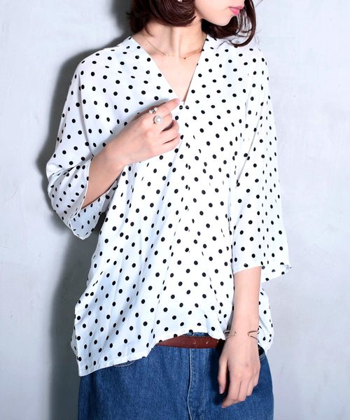 antiqua(アンティカ)の「ボタン付きダブルVネックドット柄トップス(Tシャツ/カットソー・レディース・ホワイト系その他/ブラック系その他・FREE)」の1枚目の写真