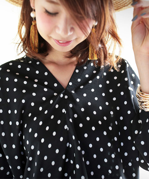 antiqua(アンティカ)の「ボタン付きダブルVネックドット柄トップス(Tシャツ/カットソー・レディース・ホワイト系その他/ブラック系その他・FREE)」の2枚目の写真