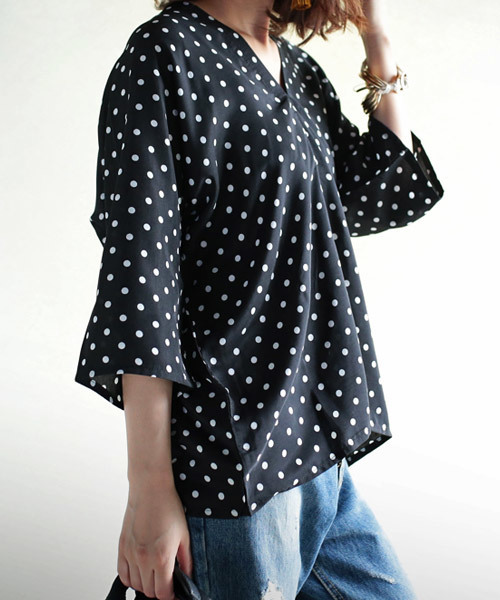 antiqua(アンティカ)の「ボタン付きダブルVネックドット柄トップス(Tシャツ/カットソー・レディース・ホワイト系その他/ブラック系その他・FREE)」の11枚目の写真