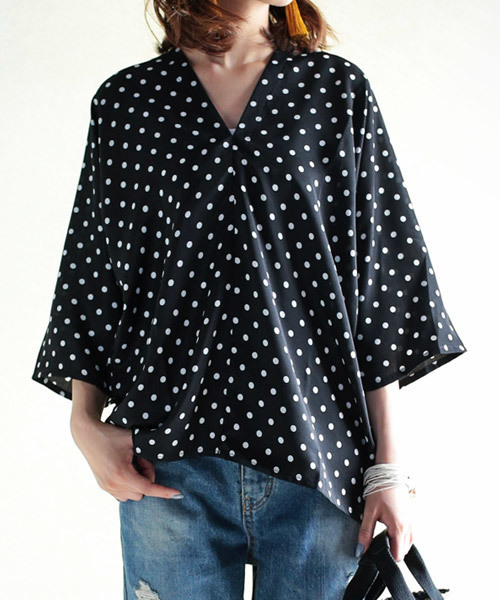 antiqua(アンティカ)の「ボタン付きダブルVネックドット柄トップス(Tシャツ/カットソー・レディース・ホワイト系その他/ブラック系その他・FREE)」の12枚目の写真