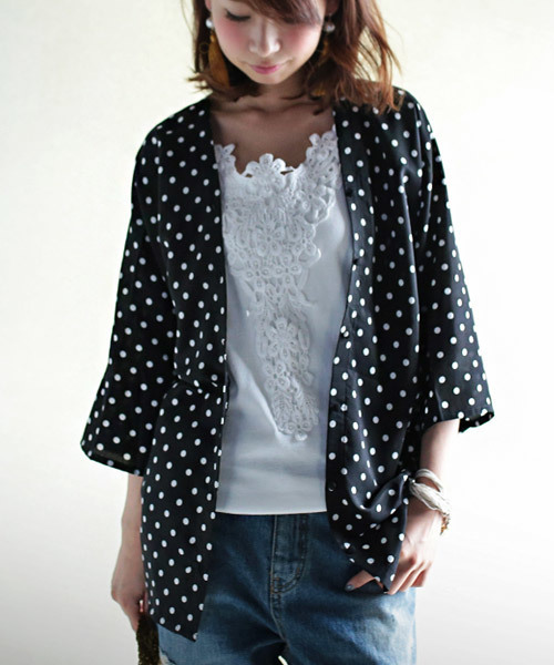 antiqua(アンティカ)の「ボタン付きダブルVネックドット柄トップス(Tシャツ/カットソー・レディース・ホワイト系その他/ブラック系その他・FREE)」の13枚目の写真