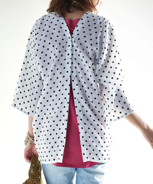 antiqua(アンティカ)の「ボタン付きダブルVネックドット柄トップス(Tシャツ/カットソー・レディース・ホワイト系その他/ブラック系その他・FREE)」の14枚目の写真