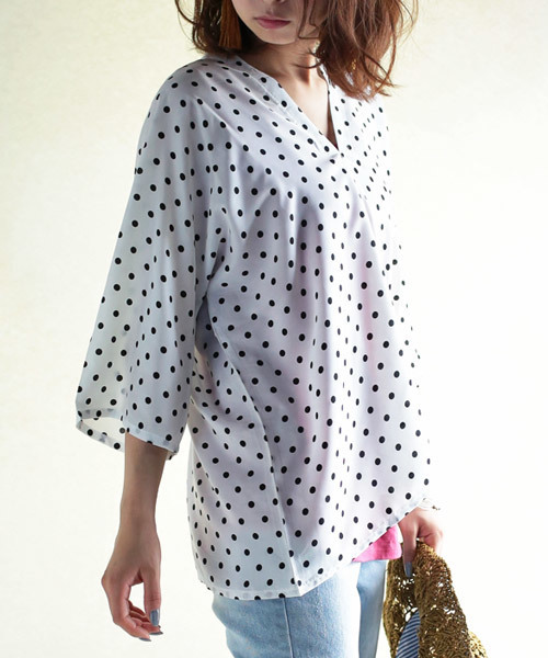 antiqua(アンティカ)の「ボタン付きダブルVネックドット柄トップス(Tシャツ/カットソー・レディース・ホワイト系その他/ブラック系その他・FREE)」の15枚目の写真