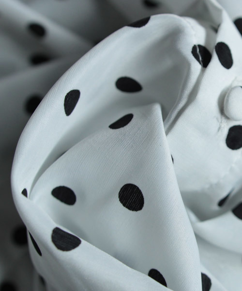 antiqua(アンティカ)の「ボタン付きダブルVネックドット柄トップス(Tシャツ/カットソー・レディース・ホワイト系その他/ブラック系その他・FREE)」の7枚目の写真