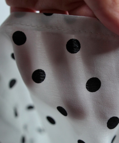 antiqua(アンティカ)の「ボタン付きダブルVネックドット柄トップス(Tシャツ/カットソー・レディース・ホワイト系その他/ブラック系その他・FREE)」の6枚目の写真