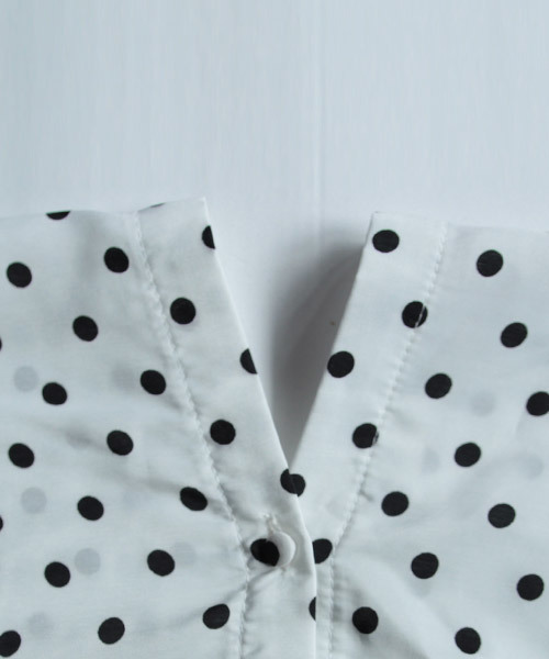 antiqua(アンティカ)の「ボタン付きダブルVネックドット柄トップス(Tシャツ/カットソー・レディース・ホワイト系その他/ブラック系その他・FREE)」の8枚目の写真