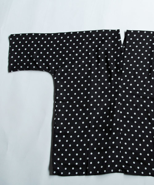 antiqua(アンティカ)の「ボタン付きダブルVネックドット柄トップス(Tシャツ/カットソー・レディース・ホワイト系その他/ブラック系その他・FREE)」の9枚目の写真