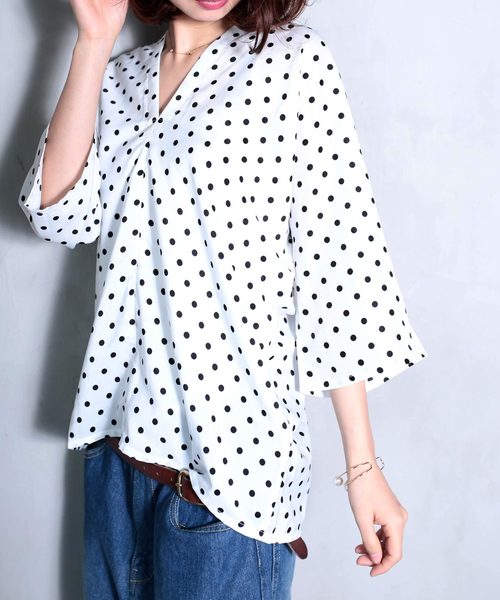 antiqua(アンティカ)の「ボタン付きダブルVネックドット柄トップス(Tシャツ/カットソー・レディース・ホワイト系その他/ブラック系その他・FREE)」の3枚目の写真