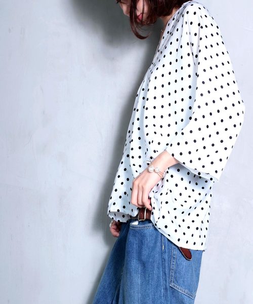 antiqua(アンティカ)の「ボタン付きダブルVネックドット柄トップス(Tシャツ/カットソー・レディース・ホワイト系その他/ブラック系その他・FREE)」の4枚目の写真