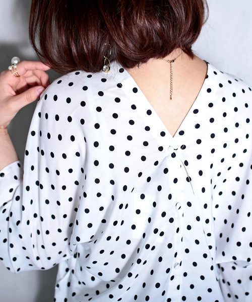 antiqua(アンティカ)の「ボタン付きダブルVネックドット柄トップス(Tシャツ/カットソー・レディース・ホワイト系その他/ブラック系その他・FREE)」の5枚目の写真