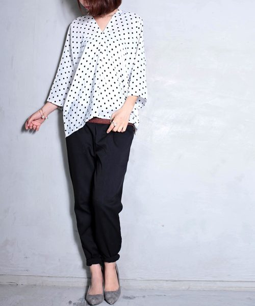 antiqua(アンティカ)の「ボタン付きダブルVネックドット柄トップス(Tシャツ/カットソー・レディース・ホワイト系その他/ブラック系その他・FREE)」の10枚目の写真