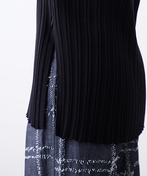 STUDIOUS(ステュディオス)の「ランダムプリーツニットプルオーバー(ニット/セーター・レディース・ブラック/オフホワイト・1)」の18枚目の写真