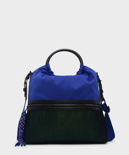 CHARLES & KEITH（チャールズ & キース）の「メッシュディテールトートバッグ / MESH DETAIL TOTE BAG（トートバッグ・レディース・ブルー/ブラック・L）」の2枚目の写真