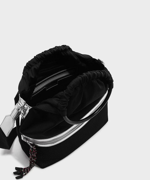CHARLES & KEITH（チャールズ & キース）の「メッシュディテールトートバッグ / MESH DETAIL TOTE BAG（トートバッグ・レディース・ブルー/ブラック・L）」の5枚目の写真
