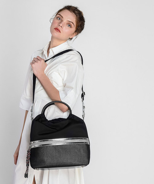 CHARLES & KEITH（チャールズ & キース）の「メッシュディテールトートバッグ / MESH DETAIL TOTE BAG（トートバッグ・レディース・ブルー/ブラック・L）」の6枚目の写真