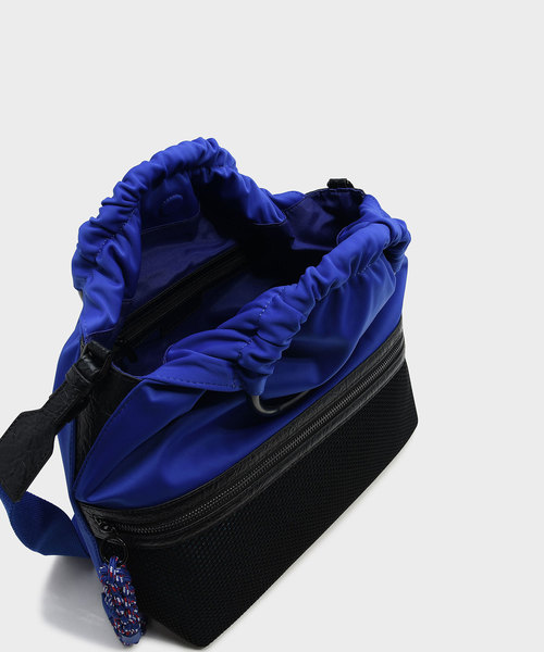 CHARLES & KEITH（チャールズ & キース）の「メッシュディテールトートバッグ / MESH DETAIL TOTE BAG（トートバッグ・レディース・ブルー/ブラック・L）」の9枚目の写真