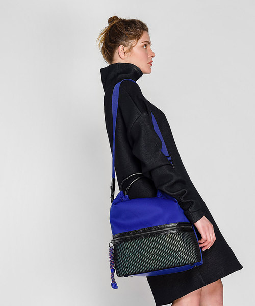 CHARLES & KEITH（チャールズ & キース）の「メッシュディテールトートバッグ / MESH DETAIL TOTE BAG（トートバッグ・レディース・ブルー/ブラック・L）」の10枚目の写真