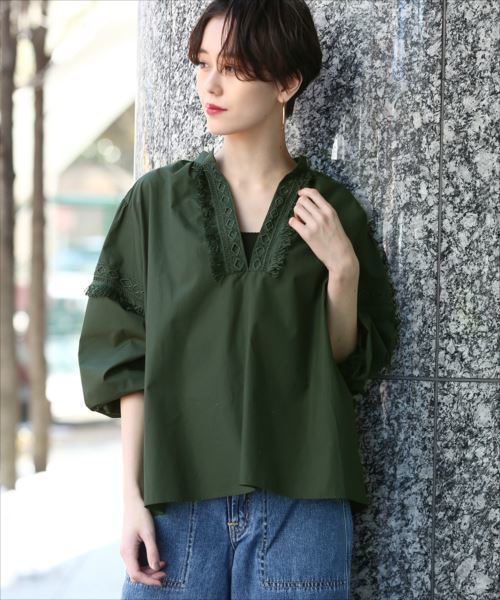 ADAM ET ROPE'(アダムエロペ)の「タイプライターレースギャザースモック(シャツ/ブラウス・レディース・ホワイト/ダークグリーン/ピンク・FREE)」の2枚目の写真