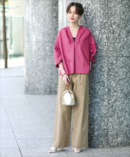 ADAM ET ROPE'(アダムエロペ)の「タイプライターレースギャザースモック(シャツ/ブラウス・レディース・ホワイト/ダークグリーン/ピンク・FREE)」の6枚目の写真