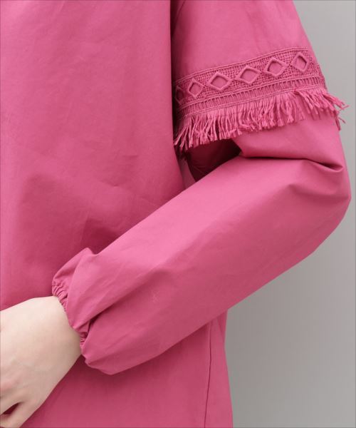 ADAM ET ROPE'(アダムエロペ)の「タイプライターレースギャザースモック(シャツ/ブラウス・レディース・ホワイト/ダークグリーン/ピンク・FREE)」の11枚目の写真