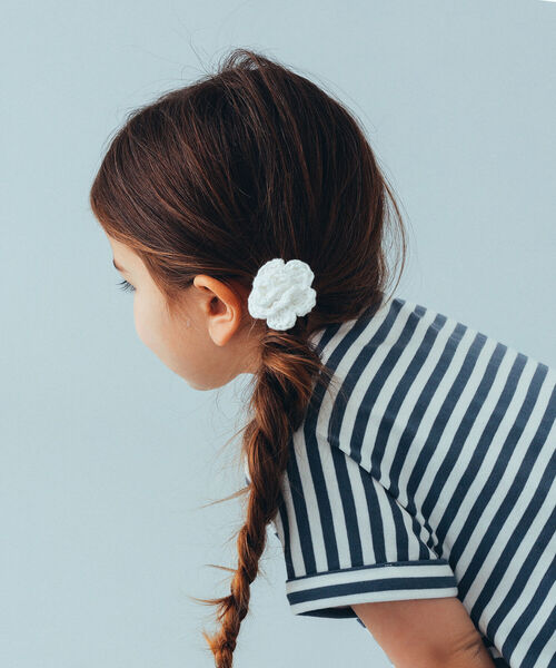 こども ビームス（コドモビームス）の「Chambric / お花ゴム（ヘアゴム・キッズ・ライトグレー/レッド/オレンジ/ブルー/ミント/グリーン系その他3/レッド系その他4/バイオレット/ラベンダー/レッド系その他3/レッド系その他7/ピンク/クリーム/ホワイト/ネイビー/ブラック/ライトブラウン・ONE SIZE）」の2枚目の写真