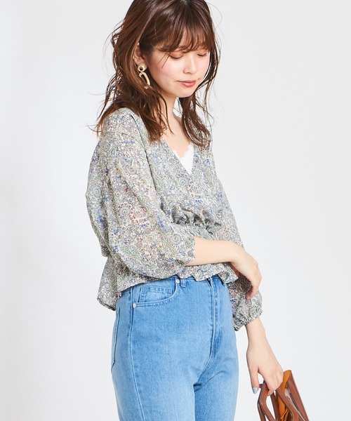 natural couture(ナチュラルクチュール)の「ペイズリー柄カシュクールブラウス(シャツ/ブラウス・レディース・オフホワイト/ブラック/ベージュ・FREE)」の6枚目の写真