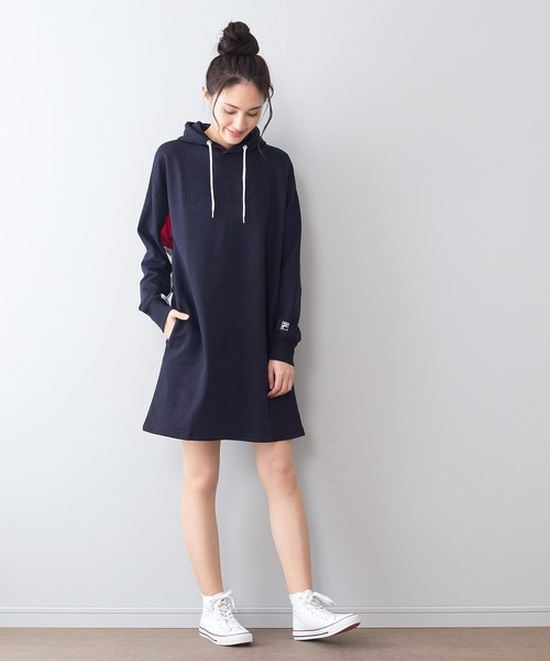セール Fila フィラ 同色エンボス加工 フロントブランドロゴ ゆるめシルエット フード付きミドル丈ワンピース ワンピース Fila フィラ のファッション通販 Zozotown