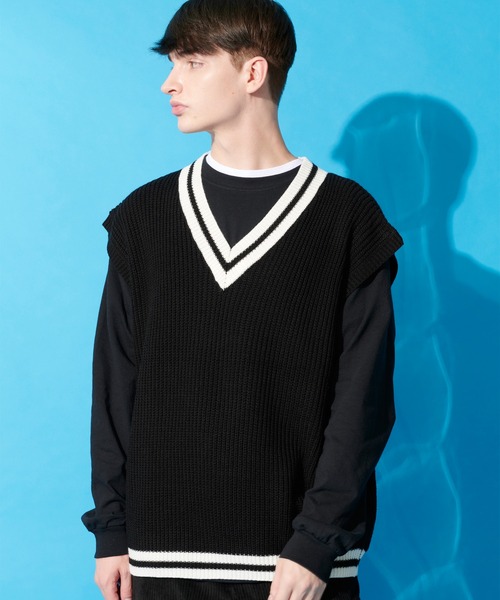 8(eight)(エイト)の「チルデンVネックニットベスト(ベスト・メンズ・ホワイト/ベージュ/ブラック・MEDIUM/LARGE)」の3枚目の写真