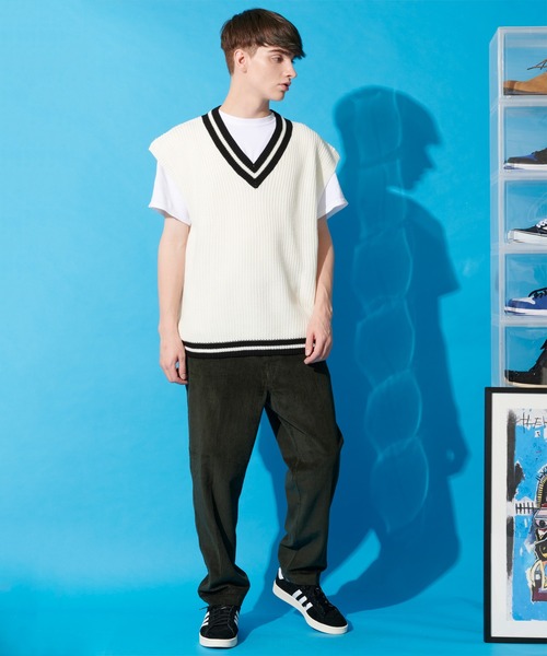 8(eight)(エイト)の「チルデンVネックニットベスト(ベスト・メンズ・ホワイト/ベージュ/ブラック・MEDIUM/LARGE)」の11枚目の写真