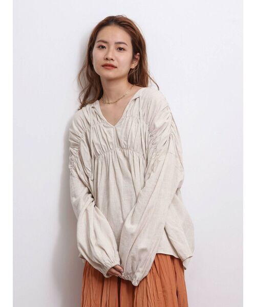 Ungrid（アングリッド）の「リネン混ギャザーブラウス（シャツ/ブラウス・レディース・ブラック/オフホワイト/モカ・FREE）」の2枚目の写真