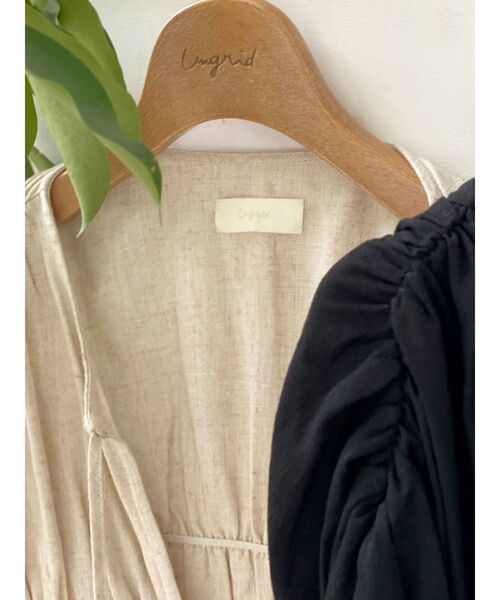 Ungrid（アングリッド）の「リネン混ギャザーブラウス（シャツ/ブラウス・レディース・ブラック/オフホワイト/モカ・FREE）」の6枚目の写真