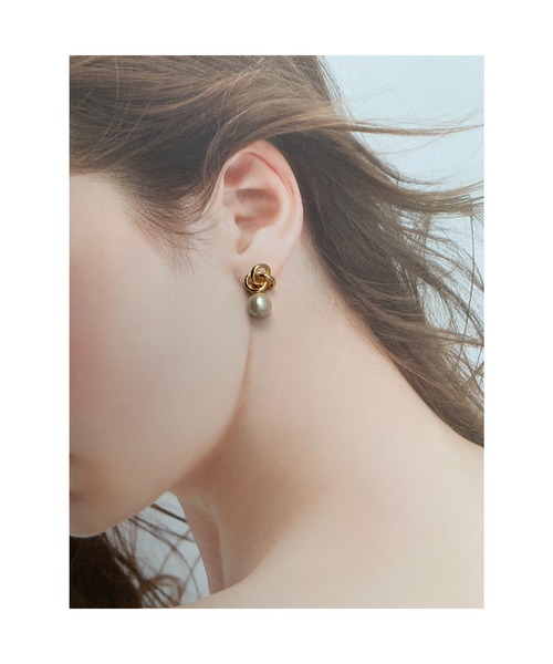tone(トーン)の「【Mee】結び3連フープピアス × 大振りコットンパール(MA)(ピアス(両耳用)・レディース・ゴールド・FREE)」の2枚目の写真