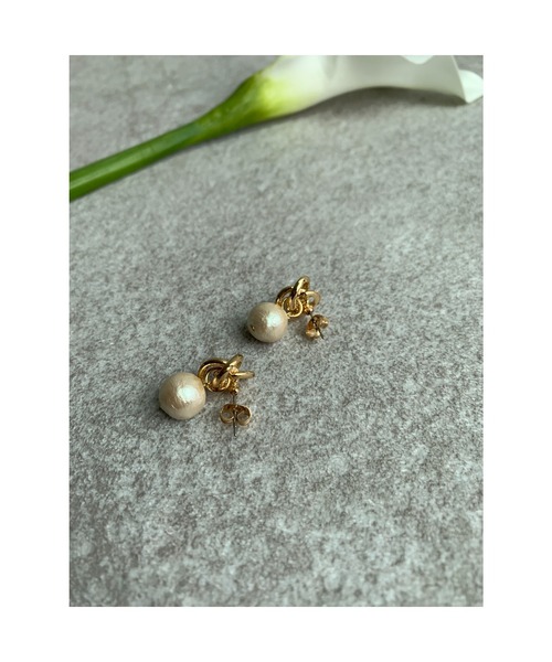 tone(トーン)の「【Mee】結び3連フープピアス × 大振りコットンパール(MA)(ピアス(両耳用)・レディース・ゴールド・FREE)」の3枚目の写真