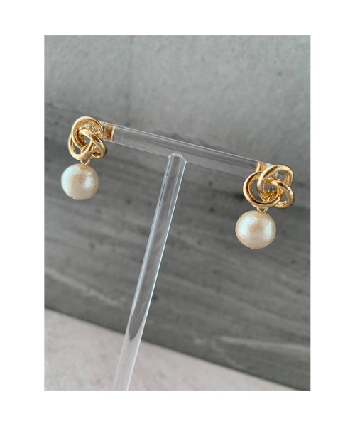 tone(トーン)の「【Mee】結び3連フープピアス × 大振りコットンパール(MA)(ピアス(両耳用)・レディース・ゴールド・FREE)」の4枚目の写真