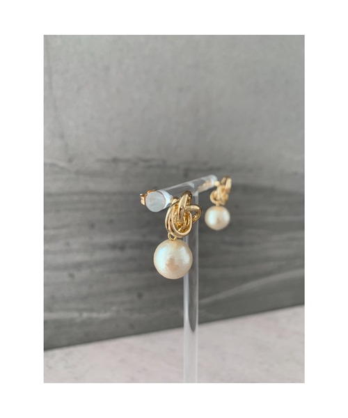 tone(トーン)の「【Mee】結び3連フープピアス × 大振りコットンパール(MA)(ピアス(両耳用)・レディース・ゴールド・FREE)」の5枚目の写真