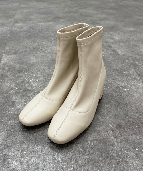 apres jour mignon(アプレジュールミニョン)の「ストレッチショートブーツ【ZOZOTOWN限定アイテム】(ブーツ・レディース・アイボリー/ブラック・SMALL/MEDIUM/LARGE/X-LARGE)」の5枚目の写真