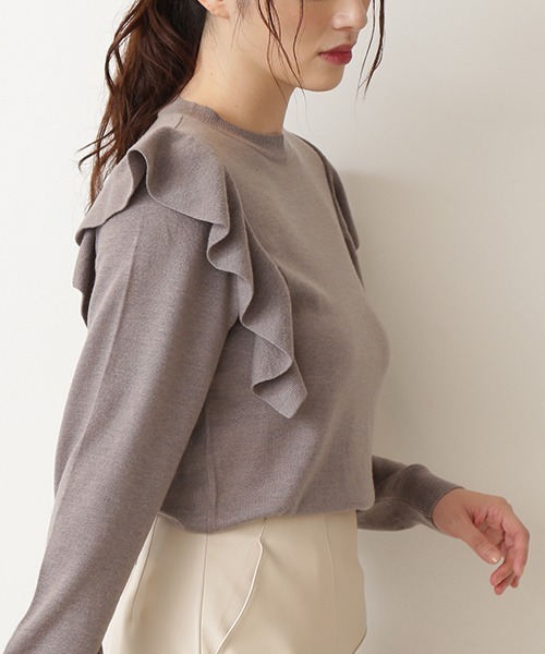 NATURAL BEAUTY BASIC(ナチュラルビューティーベーシック)の「ラッフルショルダーニット/0171270914(ニット/セーター・レディース・オフホワイト/ネイビー/グレー・MEDIUM)」の1枚目の写真