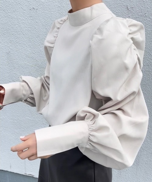 Solace(ソレイス)の「ハイネックパワショルレディブラウス(シャツ/ブラウス・レディース・ベージュ/ナチュラル/ブラック/ブルー・FREE)」の4枚目の写真